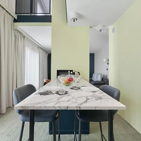 Gwarna City Center By Renters 3*